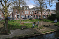 909629 Gezicht op de huizen Hopakker 57 (links) -lager te Utrecht, vanaf de Gruttersdijk, met links de ingang van de ...